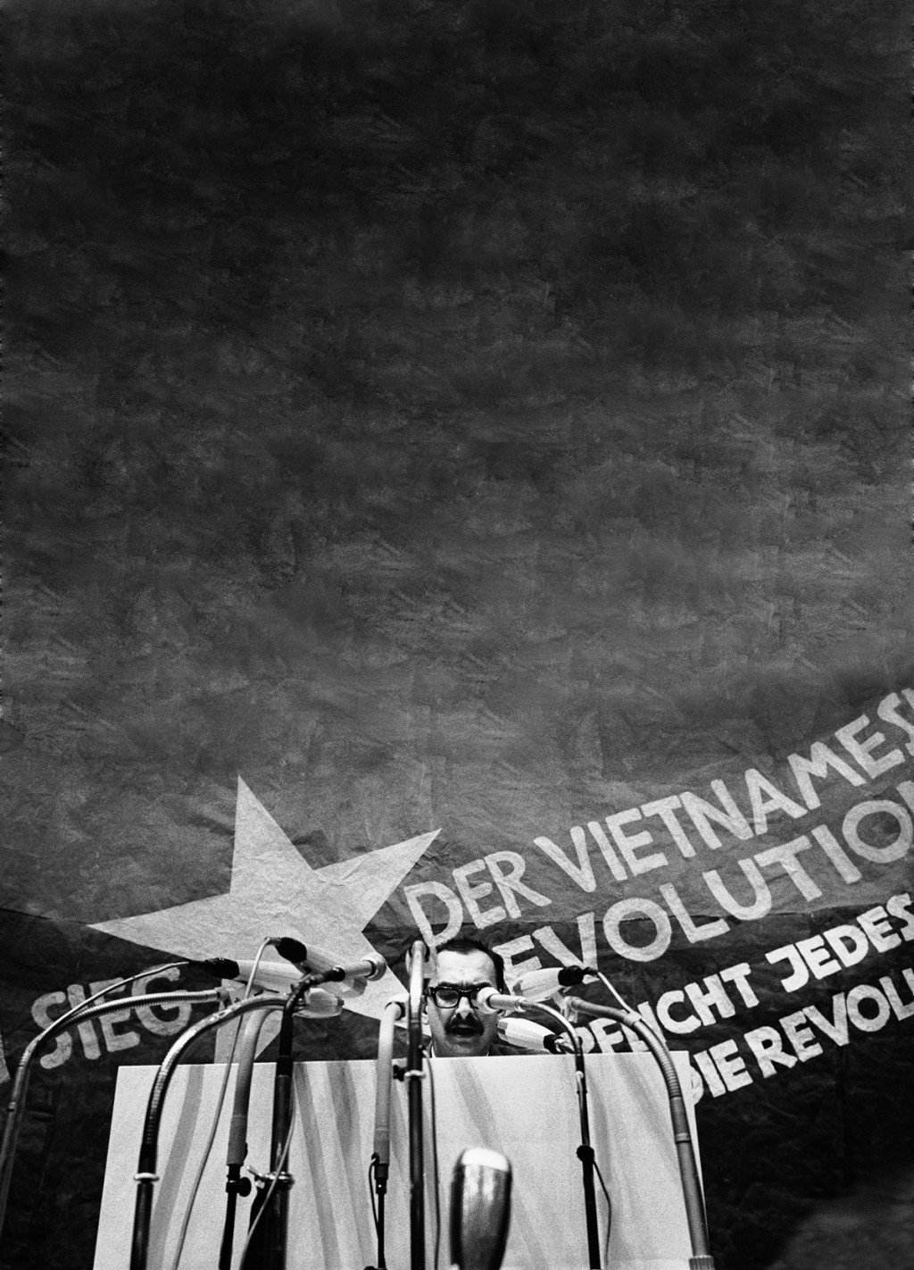 Giangiacomo Feltrinelli durante su participación en el congreso mundial contra la Guerra de Vietnam celebrado en Berlín en 1968.